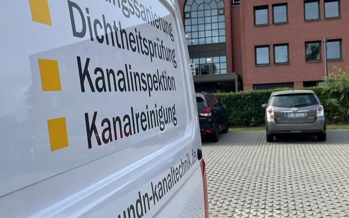 Beschriftung mit Leistungen am Fahrzeug des Partnerbetriebs