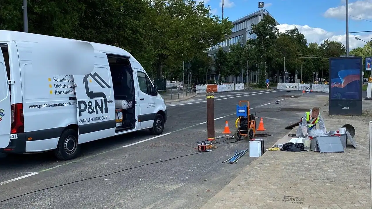 Baustelle mit Transporter des Partnerbetriebs P&N Kanaltechnik