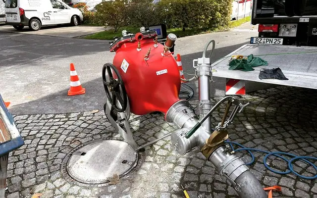 Linertrommel des Partnerbetriebs neben einem geöffneten Schacht