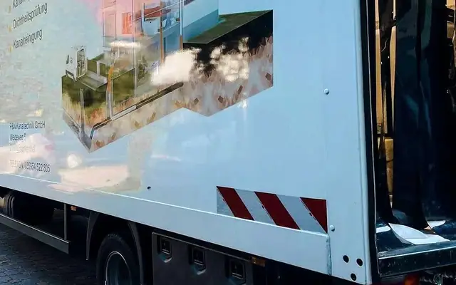 Einsatzfahrzeug des Partnerbetriebs P&N Kanaltechnik vor einem Wohnhaus