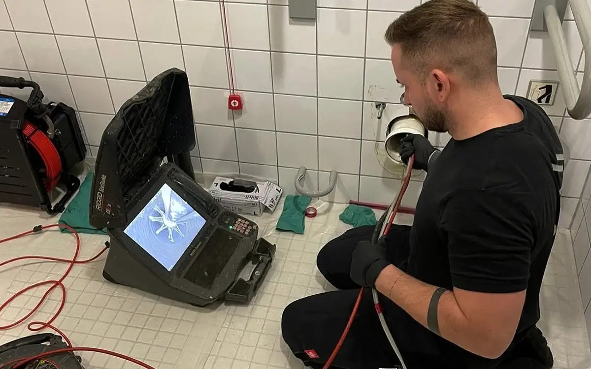 Kamerainspektion in einem Sanitärraum durch den Partnerbetrieb