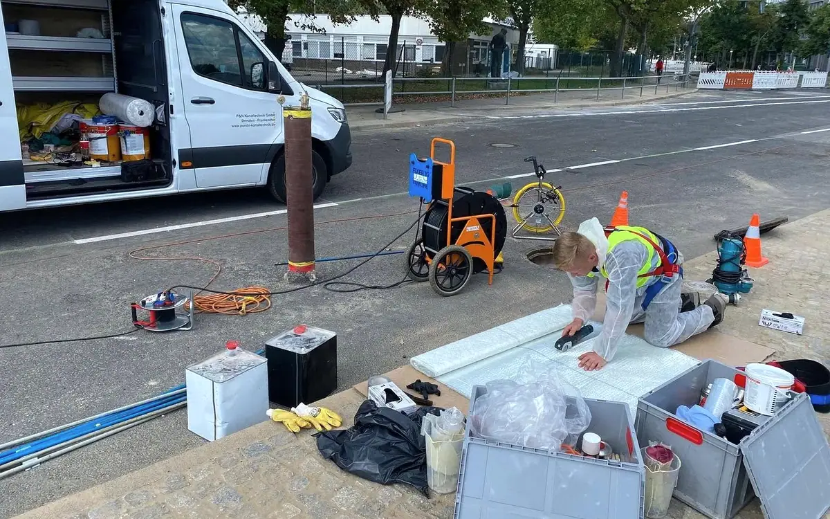 Liner-Zuschnitt am offenen Transporter des Partnerbetriebs